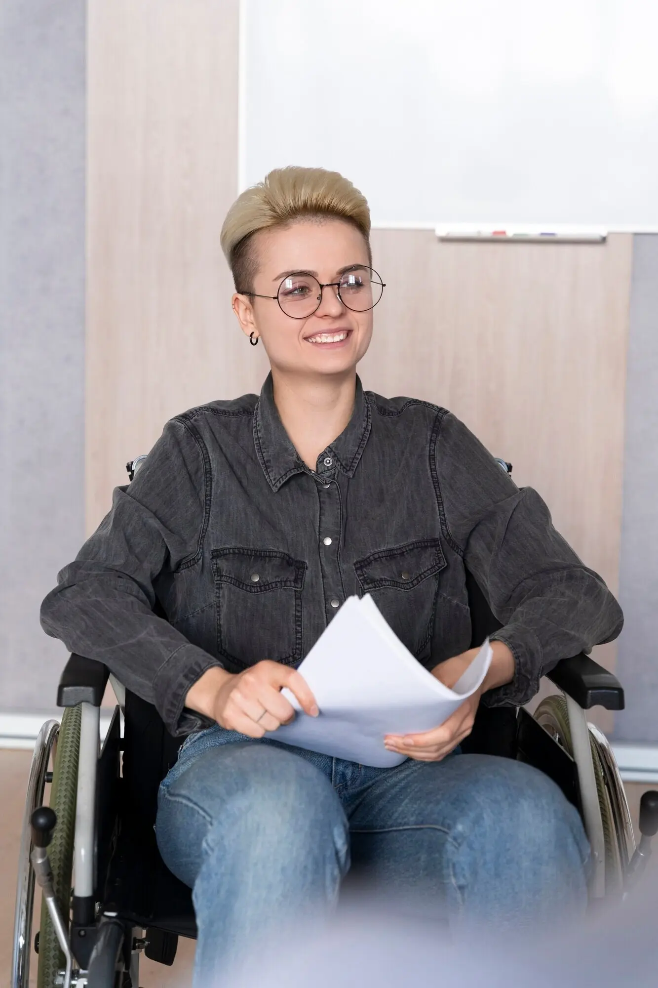 Junge erwachsene Person bei der Arbeit in einem Arbeitsumfeld der sozialen Integration.
