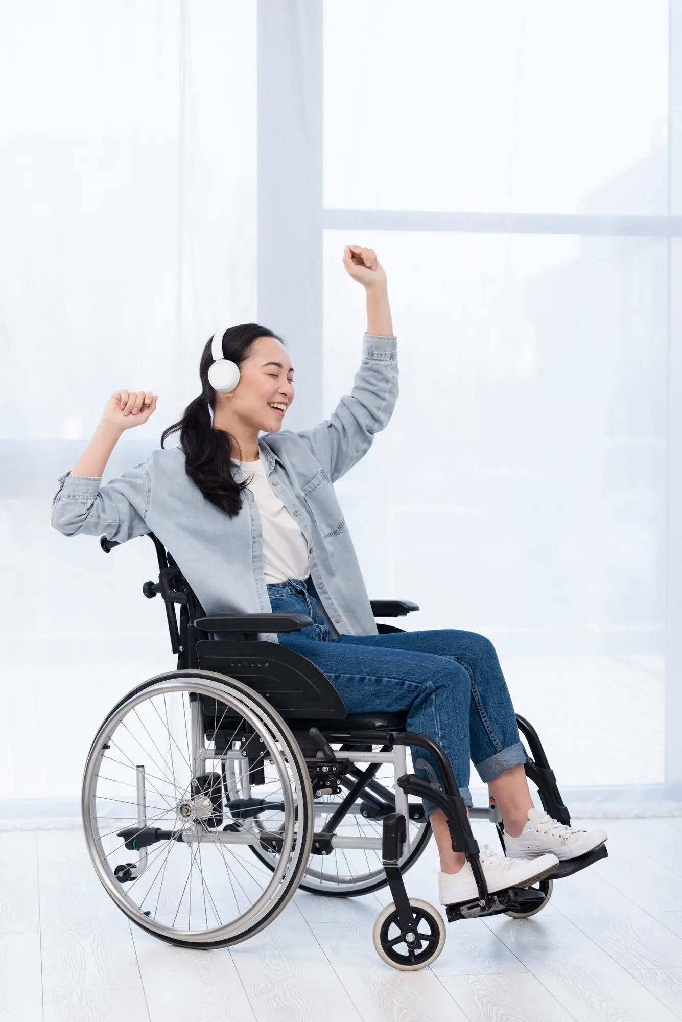 Ganzkörperaufnahme einer Frau, die Musik hört.